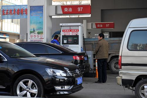 12月12日,車輛在山西太原一處加油站加油。新華社記者 詹彥 攝