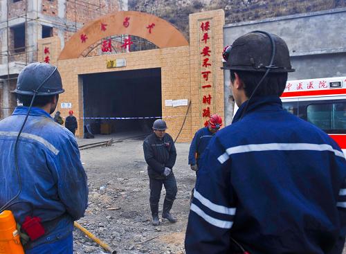 12月13日,煤礦工人們?cè)诟本诘却钚碌那闆r。新華社記者 趙戈 攝