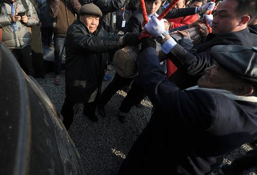 12月13日,南京大屠殺幸存者代表撞響和平大鐘。新華社記者 韓瑜慶 攝