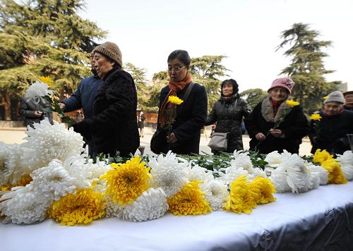 12月13日,南京大屠殺幸存者和遇難者家屬代表向南京大屠殺遇難者獻(xiàn)花。新華社記者 孫參 攝