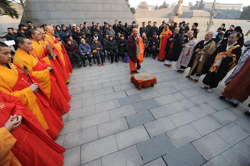 12月13日,中日兩國僧人舉行國際和平法會(huì)悼念南京大屠殺遇難者。當(dāng)日是侵華日軍南京大屠殺30萬同胞遇難76周年紀(jì)念日,中日兩國僧人、南京大屠殺幸存者及遺屬等在南京舉行國際和平法會(huì),悼念遇難者,并祈禱世界和平。新華社記者 韓瑜慶 攝