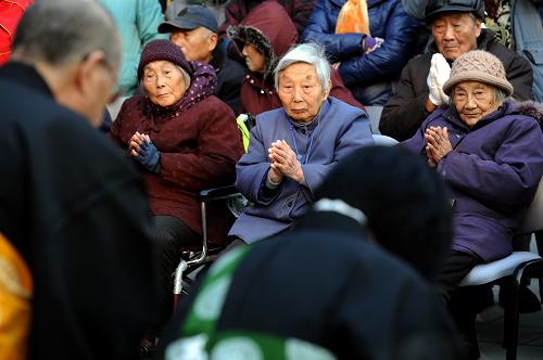12月13日,南京大屠殺幸存者代表參加國際和平法會(huì)。新華社記者 韓瑜慶 攝