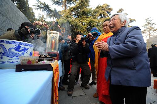 12月13日,南京大屠殺幸存者代表哭祭當(dāng)年遇難的親人。新華社記者 韓瑜慶 攝