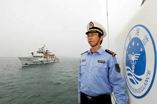 12月13日,海監(jiān)執(zhí)法人員在中國海監(jiān)2135船上觀察情況。新華社記者 魏驊 攝