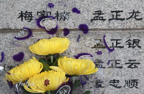 12月13日,遇難者家屬向在侵華日軍南京大屠殺中遇難的同胞敬獻(xiàn)菊花。當(dāng)日10時(shí),江蘇省暨南京市各界人士、駐寧部隊(duì)代表以及來(lái)自美國(guó)、菲律賓、日本、韓國(guó)等國(guó)家的國(guó)外友好團(tuán)體、友好人士代表共約5000人,在侵華日軍南京大屠殺遇難同胞紀(jì)念館舉行國(guó)際和平集會(huì),悼念76年前在南京被侵華日軍血腥屠殺的30多萬(wàn)遇難者。新華社發(fā)(劉建華 攝)
