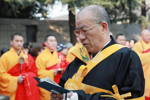 12月13日,日本僧侶代表長谷良雄在向遇難者致辭。新華社發(fā)(劉建華 攝)