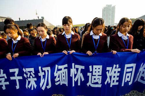 12月13日,學(xué)生代表在南京參加和平集會(huì)。新華社發(fā)(劉松 攝)