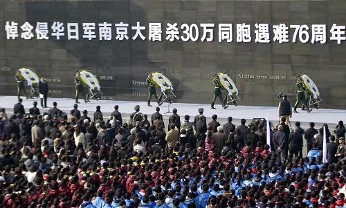 12月13日,武警戰(zhàn)士向30萬遇難同胞敬獻(xiàn)花圈。新華社發(fā)