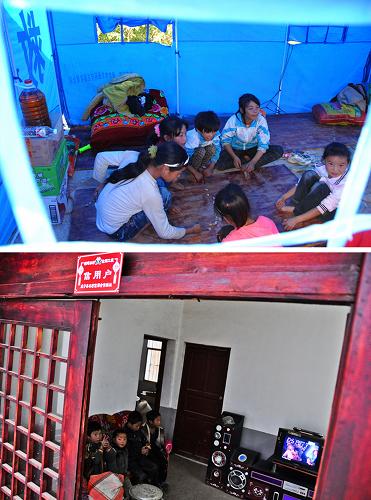 這張拼版圖片顯示的是:在貴州省威寧縣云貴鄉(xiāng)檢角村地震災(zāi)民集中安置點(diǎn),孩子們?cè)趲づ窭锿媸佑螒颍ㄉ蠄D,2012年9月8日攝);云貴鄉(xiāng)檢角村災(zāi)后重建集中安置點(diǎn),孩子們?cè)趯挸ㄊ孢m的房間里看電視(下圖,2013年12月7日攝)。新華社發(fā)(楊文斌 攝)