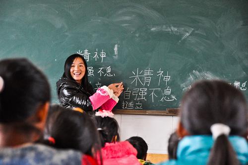 在貴州省威寧縣云貴鄉(xiāng)檢角小學(xué),孩子們?cè)跒?zāi)后重建的教室里聽老師講課(2013年12月7日攝)。新華社發(fā)(楊文斌 攝)