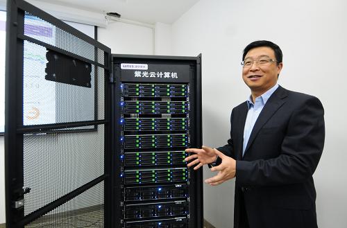 12月13日,紫光軟件系統(tǒng)有限公司總經(jīng)理章雷在北京介紹“紫云1000”的功能。我國(guó)自主研發(fā)的首臺(tái)“云計(jì)算機(jī)”——“紫云1000”日前問(wèn)世,標(biāo)志著我國(guó)在云計(jì)算核心技術(shù)領(lǐng)域取得重大突破。新華社記者 王建華 攝