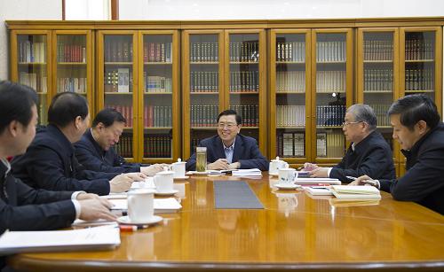 近日,中共中央總書記習(xí)近平等中共中央政治局常委在北京分別聽取聯(lián)系點(diǎn)省區(qū)黨的群眾路線教育實(shí)踐活動(dòng)總體情況匯報(bào)。這是12月13日,中共中央政治局常委張德江在聽取江蘇省委黨的群眾路線教育實(shí)踐活動(dòng)總體情況匯報(bào)。新華社記者 謝環(huán)馳 攝