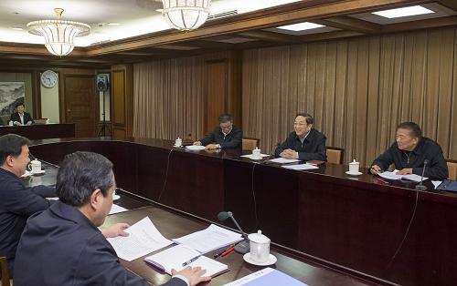 近日,中共中央總書記習(xí)近平等中共中央政治局常委在北京分別聽取聯(lián)系點(diǎn)省區(qū)黨的群眾路線教育實(shí)踐活動(dòng)總體情況匯報(bào)。這是12月13日,中共中央政治局常委俞正聲在聽取甘肅省委黨的群眾路線教育實(shí)踐活動(dòng)總體情況匯報(bào)。新華社記者 李學(xué)仁 攝