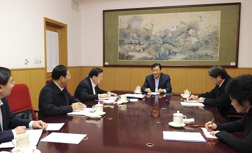 近日,中共中央總書記習(xí)近平等中共中央政治局常委在北京分別聽取聯(lián)系點(diǎn)省區(qū)黨的群眾路線教育實(shí)踐活動(dòng)總體情況匯報(bào)。這是12月11日,中共中央政治局常委劉云山在聽取浙江省委黨的群眾路線教育實(shí)踐活動(dòng)總體情況匯報(bào)。新華社記者 饒愛民 攝