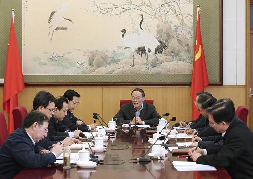 近日,中共中央總書記習(xí)近平等中共中央政治局常委在北京分別聽取聯(lián)系點(diǎn)省區(qū)黨的群眾路線教育實(shí)踐活動(dòng)總體情況匯報(bào)。這是12月13日,中共中央政治局常委王岐山在聽取黑龍江省委黨的群眾路線教育實(shí)踐活動(dòng)總體情況匯報(bào)。新華社記者 龐興雷 攝