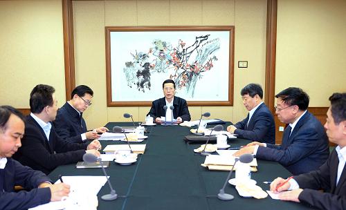 近日,中共中央總書記習(xí)近平等中共中央政治局常委在北京分別聽取聯(lián)系點(diǎn)省區(qū)黨的群眾路線教育實(shí)踐活動(dòng)總體情況匯報(bào)。這是12月13日,中共中央政治局常委張高麗在聽取四川省委黨的群眾路線教育實(shí)踐活動(dòng)總體情況匯報(bào)。新華社記者 李濤 攝