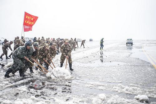 12月16日,部隊(duì)官兵及機(jī)場(chǎng)員工進(jìn)入昆明機(jī)場(chǎng)機(jī)坪開展除冰作業(yè)。新華社記者 張可任 攝