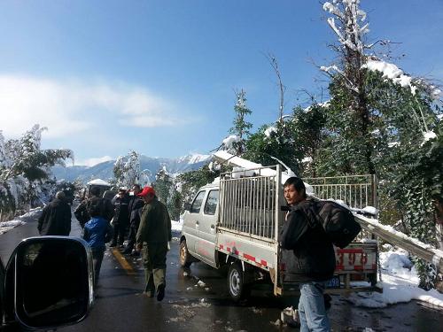 這是被冰雪阻斷的道路(12月16日攝)。記者從云南省鶴慶縣相關(guān)部門獲悉,在冰雪天氣造成境內(nèi)寧鳳線交通嚴(yán)重阻塞、大批人員被困后,當(dāng)?shù)亟M織交警、武警、民兵以及干部群眾300多人連夜徒步進(jìn)山施救,目前已有1400多名被困人員得到救助和安置,救援行動(dòng)正在進(jìn)一步開展中。12月15日14時(shí)起鶴慶縣境內(nèi)普降大雪,境內(nèi)寧鳳線(原大麗路)全線20余公里出現(xiàn)積雪結(jié)冰現(xiàn)象,路面能見度極低,車輛無法通行,造成這條從麗江至大理的公路嚴(yán)重交通堵塞,大批人員被困。新華社發(fā)(陳鐘武 攝)