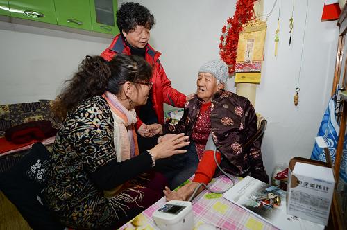 12月17日,西城區(qū)大柵欄街道石頭社區(qū)助老服務(wù)隊(duì)志愿者57歲的徐彥玲(左)和62歲的陳春紅(中)來到75歲的空巢老人王三慈家中為老人量血壓,嘮家常,想辦法解決老人生活中的困難。陳春紅介紹說,他們社區(qū)的助老服務(wù)隊(duì)有55名志愿者,負(fù)責(zé)轄區(qū)85名老人的幫扶工作。“都是鄰里街坊,我們都出把力,就能讓老人的晚年生活更溫暖”,徐彥玲談起加入志愿者團(tuán)隊(duì)的原因時(shí)對(duì)記者這樣說。新華社記者 李鑫 攝