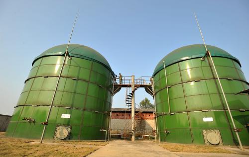 12月18日,在廣西來賓市武宣縣一家大型養(yǎng)殖場,一名管理人員在查看沼氣罐存量。近年來,廣西來賓市武宣縣在畜禽養(yǎng)殖迅速發(fā)展的基礎(chǔ)上,大力推進(jìn)“清潔養(yǎng)殖”,采取“養(yǎng)豬—沼氣—甘蔗(果樹)”“養(yǎng)豬—沼氣—發(fā)電—甘蔗(果樹)”“養(yǎng)牛—沼氣—甘蔗(牧草)”等模式,控制畜禽養(yǎng)殖對(duì)環(huán)境的污染,促進(jìn)全縣畜牧業(yè)取得經(jīng)濟(jì)效益和環(huán)境保護(hù)的雙贏。新華社記者 陸波岸 攝