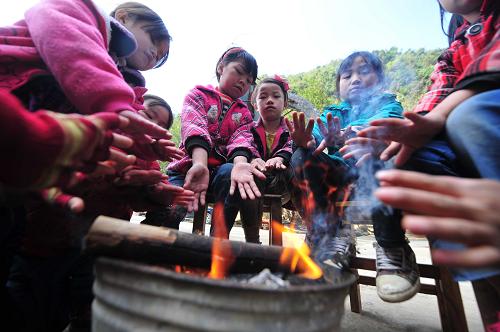 12月19日,在廣西大化瑤族自治縣板升鄉(xiāng)弄雷小學(xué),學(xué)生們課間在教室外烤火取暖,抵御寒冷。當(dāng)日上午,廣西氣象臺繼續(xù)發(fā)布霜凍藍(lán)色預(yù)警,預(yù)計(jì)12月20日早晨,廣西部分地區(qū)有霜凍。連日來,廣西持續(xù)霜凍冰凍天氣,這是廣西氣象臺連續(xù)三天發(fā)布霜凍藍(lán)色預(yù)警。新華社記者 黃孝邦 攝