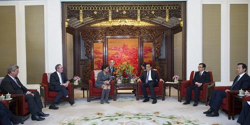 12月19日,國(guó)務(wù)院總理李克強(qiáng)在北京中南海紫光閣會(huì)見來(lái)華出席第24屆中美商貿(mào)聯(lián)委會(huì)的美國(guó)商務(wù)部長(zhǎng)普里茨克、貿(mào)易代表弗羅曼和農(nóng)業(yè)部長(zhǎng)維爾薩克。新華社記者 謝環(huán)馳 攝