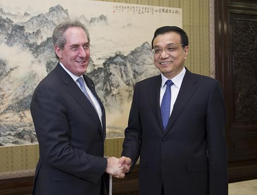 這是李克強(qiáng)與美國(guó)貿(mào)易代表弗羅曼握手。新華社記者 謝環(huán)馳 攝