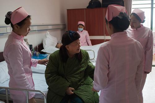 12月20日,首批老人入住海南省托老院。新華社記者 施鰻珂 攝
