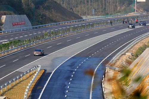 12月20日,車(chē)輛在廣西防東高速公路上行駛。當(dāng)日,廣西防城至東興高速公路開(kāi)始投入運(yùn)營(yíng)。這條高速公路連接防城港市防城區(qū)和東興市,主線全長(zhǎng)55.18公里,雙向四車(chē)道,設(shè)計(jì)時(shí)速100公里,公路沿線的標(biāo)識(shí)采用了中、英、越3種文字對(duì)照。該公路與欽防高速公路對(duì)接延伸,聯(lián)通了泛珠三角路網(wǎng),成為廣西南下出海出關(guān)的通道之一。新華社發(fā)(梁富盈 攝)