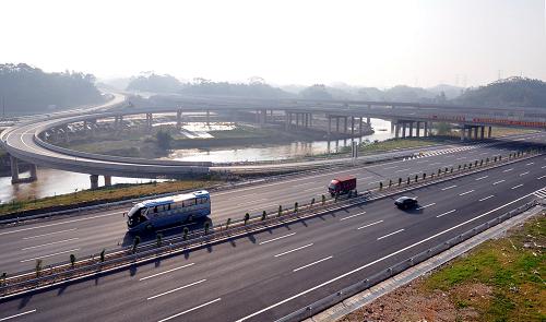 12月20日,車(chē)輛經(jīng)過(guò)廣西防城至東興高速公路茅嶺立交橋。新華社發(fā)(陳義才 攝)