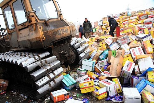 12月20日,工作人員在沈陽老虎沖垃圾廠銷毀假冒偽劣食品藥品。當(dāng)日,遼寧省各市公安機(jī)關(guān)統(tǒng)一將在近期打擊食品藥品犯罪行動(dòng)中收繳的假冒偽劣食品藥品銷毀。11月中旬起,遼寧省公安廳在全省范圍內(nèi)開展打擊食品藥品犯罪行動(dòng),重點(diǎn)排查城鄉(xiāng)接合部、農(nóng)貿(mào)(集貿(mào))市場(chǎng)、商場(chǎng)、大型超市、飯店、燒烤攤位、藥店、非法屠宰點(diǎn)等易發(fā)生制假售假犯罪行為的場(chǎng)所,發(fā)現(xiàn)食品藥品安全隱患759處,成功破獲兩起涉案金額重大的食品案件。新華社發(fā)(黃金崑 攝)