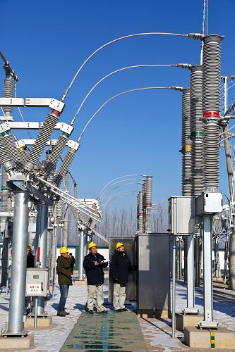 12月20日,河北秦皇島供電公司的工作人員在曹莊110千伏變電站進行送電操作。新華社發(fā)(史文全 攝)