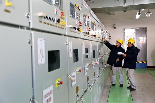 12月20日,河北秦皇島供電公司的工作人員在曹莊110千伏變電站進行送電操作。新華社發(fā)(史文全 攝)