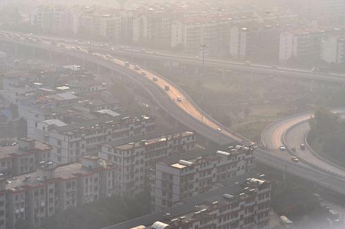 霧霾籠罩下的長(zhǎng)沙市城區(qū)(12月21日攝)。12月21日,湖南省長(zhǎng)沙市被霧霾籠罩。當(dāng)?shù)貧庀蟛块T預(yù)報(bào),未來(lái)幾天長(zhǎng)沙氣溫逐漸回升,霧霾將繼續(xù)發(fā)展。新華社記者 龍弘濤 攝