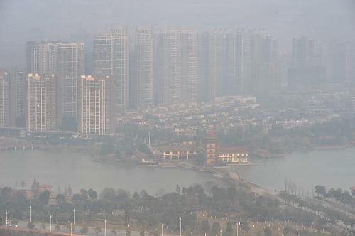 霧霾籠罩下的長(zhǎng)沙市月湖公園(12月21日攝)。新華社記者 龍弘濤 攝
