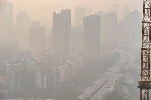 霧霾籠罩下的長(zhǎng)沙市城區(qū)(12月21日攝)。新華社記者 龍弘濤 攝
