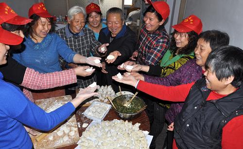 12月21日,河北省邯鄲市廣樂里社區(qū)開展“暖心水餃,關(guān)愛空巢老人”活動,社區(qū)工作人員和空巢老人共同包餃子,迎接冬至的到來。新華社發(fā)(郝群英 攝)