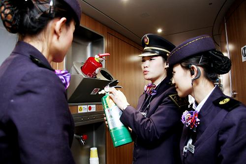 12月23日,濟(jì)南鐵路局濟(jì)南客運(yùn)段的乘務(wù)員們對(duì)安全設(shè)施進(jìn)行檢查。12月28日零時(shí)起,中國鐵路總公司將實(shí)施新的列車運(yùn)行圖,包括新增全國鐵路旅客列車75對(duì)和增加部分長距離跨線動(dòng)車組列車,其中濟(jì)南鐵路局調(diào)圖后將增開旅客列車19對(duì)。為做好此次調(diào)圖工作,濟(jì)南鐵路局濟(jì)南客運(yùn)段對(duì)乘務(wù)員進(jìn)行提前培訓(xùn)和準(zhǔn)備。新華社記者 徐速繪 攝