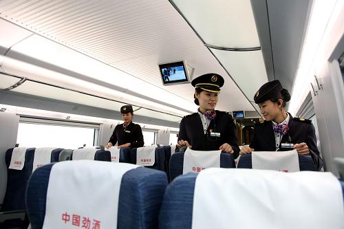 12月23日,即將參加新增列車車次服務(wù)的濟(jì)南客運(yùn)段乘務(wù)員們在練習(xí)鞏固服務(wù)技能。新華社記者 徐速繪 攝