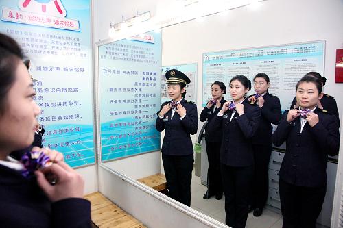 12月23日,即將參加新增列車車次服務(wù)的濟(jì)南客運(yùn)段乘務(wù)員們在練習(xí)鞏固服務(wù)技能。新華社記者 徐速繪 攝