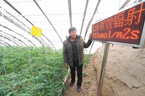 12月24日,河北省廊坊市廣陽區(qū)農(nóng)民在通過農(nóng)田小氣候觀測儀觀測大棚內(nèi)的光合有效輻射量。通過農(nóng)田小氣候觀測儀,農(nóng)民可得到地溫、空氣溫度、濕度、光照強(qiáng)度等信息,以便及時進(jìn)行調(diào)整。新華社記者 李曉果 攝