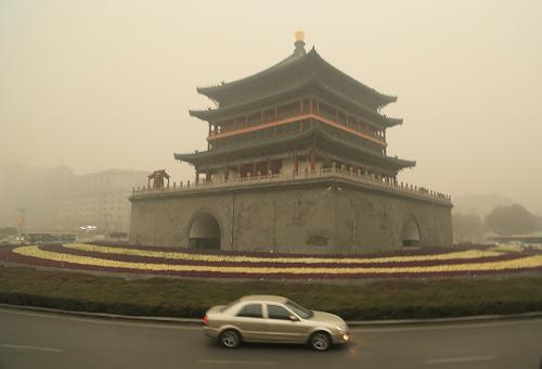 這是12月24日拍攝的被霧霾籠罩的西安鐘樓。新華社發(fā)(王振 攝)