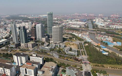 這是上海市外高橋保稅區(qū)(10月29日攝)。新華社記者 凡軍 攝