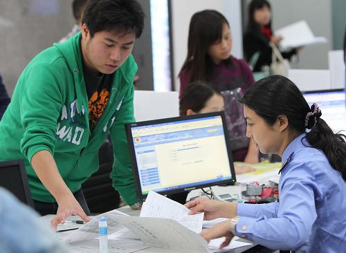 一名企業(yè)代表在上海自貿(mào)區(qū)綜合服務(wù)大廳內(nèi)辦理工商登記業(yè)務(wù)(10月25日攝)。新華社記者 裴鑫 攝