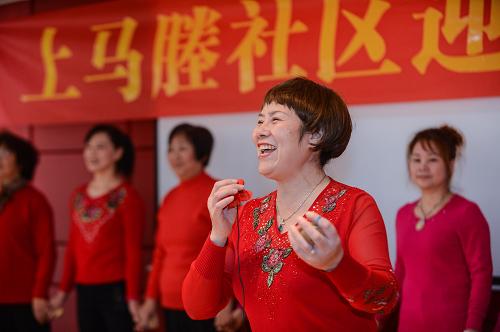 12月25日,杭州市西溪街道上馬塍社區(qū)的老人合唱。新年臨近,杭州市西溪街道上馬塍社區(qū)舉辦老年人迎新年聯(lián)歡會(huì),展示了他們老有所樂(lè)、健康樂(lè)觀的精神面貌,也營(yíng)造了歡樂(lè)的節(jié)日氣氛。新華社記者 徐昱 攝