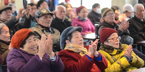 12月25日,杭州市西溪街道上馬塍社區(qū)的老人在觀看聯(lián)歡會(huì)。新華社記者 徐昱 攝