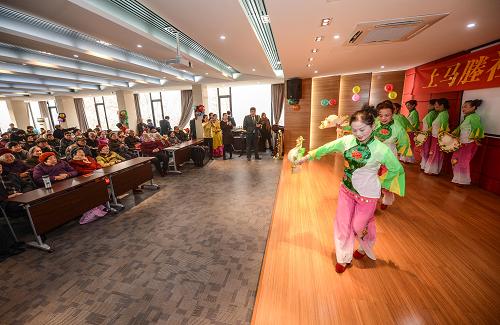 12月25日,杭州市西溪街道上馬塍社區(qū)的老人表演《采茶舞曲》。新華社記者 徐昱 攝