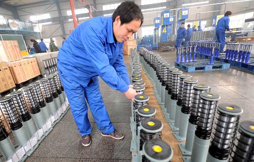 12月25日,河北東方富達(dá)機(jī)械有限公司工人在裝備車間整裝緩沖器。該企業(yè)以科技研發(fā)帶動企業(yè)進(jìn)步,目前已取得國家專利26項(xiàng),自行設(shè)計(jì)、開發(fā)、生產(chǎn)電梯安全部件5大類90多個品種。近年來,河北省廊坊市積極探索企業(yè)轉(zhuǎn)型升級方式,通過調(diào)研對轄區(qū)部分老企業(yè)進(jìn)行改制,尋求新的發(fā)展模式,投入資金和加大扶持力度,形成了一批集生產(chǎn)、加工、銷售于一體的電梯生產(chǎn)高端企業(yè)。廊坊市依托現(xiàn)有掌握電梯核心技術(shù)的近十家大企業(yè),完善和延伸電梯產(chǎn)業(yè)鏈條,形成電梯產(chǎn)業(yè)集群,提升高端裝備制造業(yè)的整體水平,努力讓電梯成為廊坊新的城市名片。新華社記者 李曉果 攝