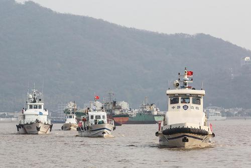 12月25日,執(zhí)法船艇從舟山市定海中心漁港出發(fā)。當(dāng)日,浙江省公安邊防總隊(duì)聯(lián)合海事、漁政等海上執(zhí)法部門(mén),啟動(dòng)為期6天的浙江沿海治安集中整治“藍(lán)盾”行動(dòng),旨在通過(guò)強(qiáng)化重點(diǎn)海域治安巡查,嚴(yán)厲打擊海上各類(lèi)侵犯人身、財(cái)產(chǎn)安全以及走私、偷渡、販槍販毒等違法犯罪活動(dòng),維護(hù)海上正常的生產(chǎn)生活秩序。新華社記者 徐昱 攝