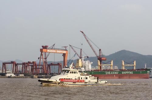 12月25日,執(zhí)法船艇在舟山港口內(nèi)巡航。新華社記者 徐昱 攝